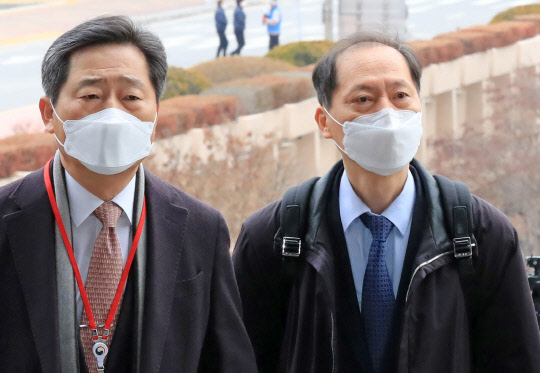 윤석열 검찰총장 측 특별변호인인 이완규 변호사(오른쪽)가 10일 오전 윤 총장에 대한 검사징계위원회가 열린 정부과천청사 법무부에 출석하기 위해 청사로 이동하고 있다.   연합뉴스